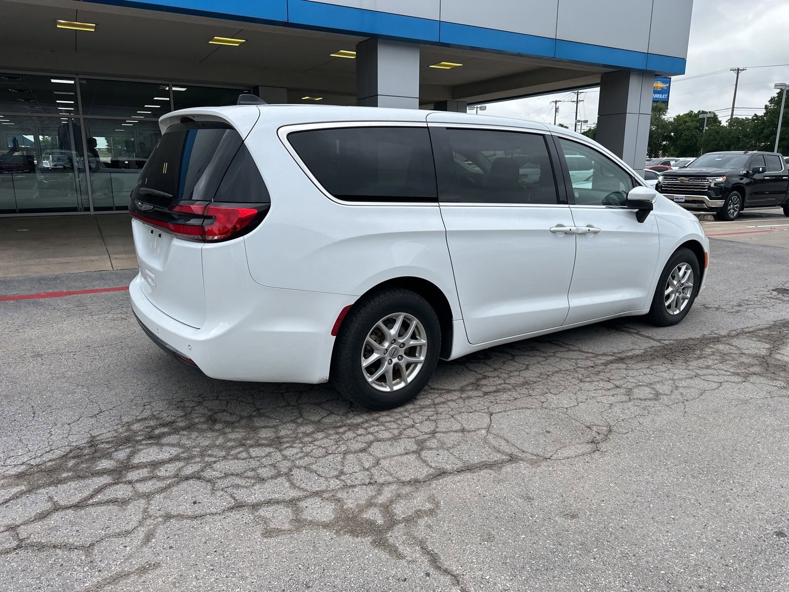 Used 2023 Chrysler Pacifica Touring-L image 5