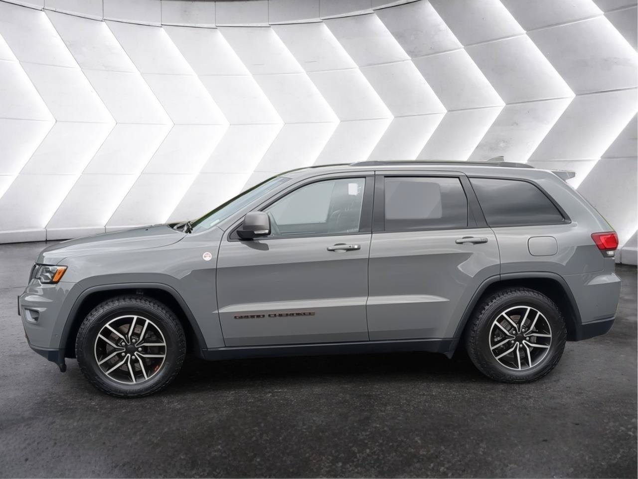 Used 2021 Jeep Grand Cherokee Trailhawk w/ Trailhawk Luxury Group AWD/4WD image 3