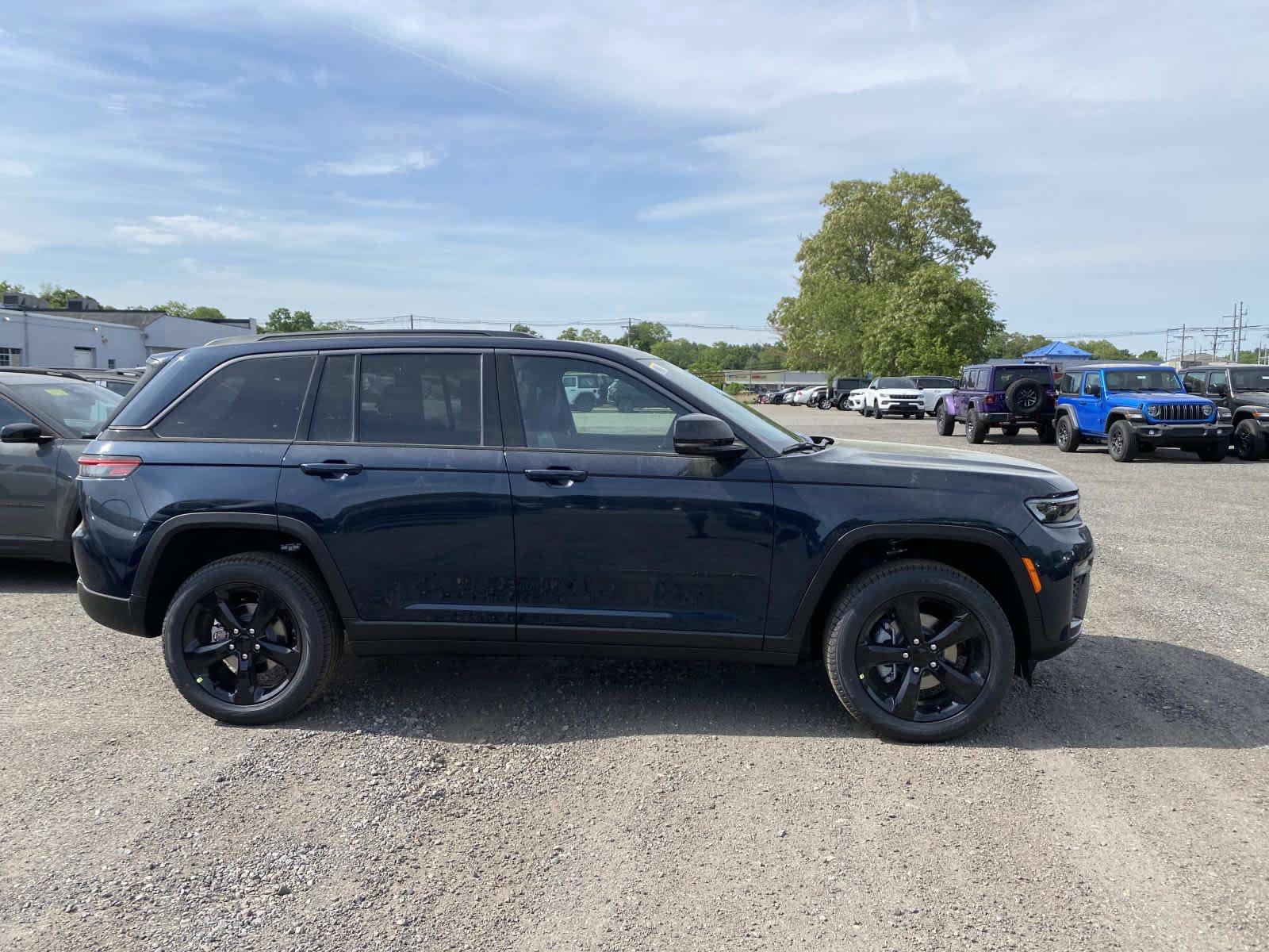 New 2026 Jeep Grand Cherokee Limited AWD/4WD image 2