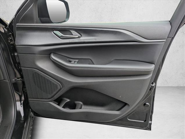 Used 2025 Jeep Grand Cherokee Laredo image 25