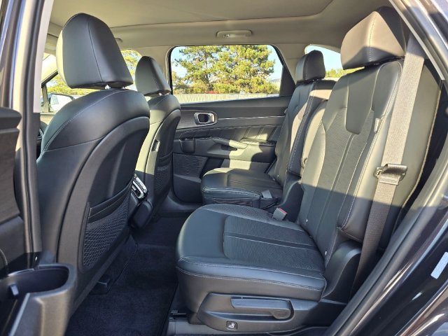 Used 2025 Kia Sorento SX AWD/4WD image 16