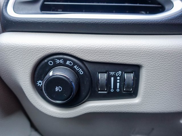 Used 2023 Chrysler Pacifica Touring-L image 20