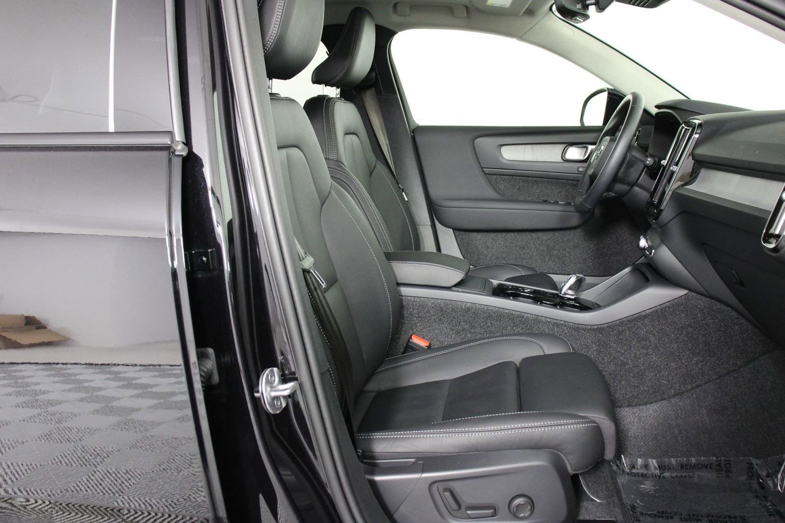 Certified 2025 Volvo XC40 B5 Plus AWD/4WD image 29