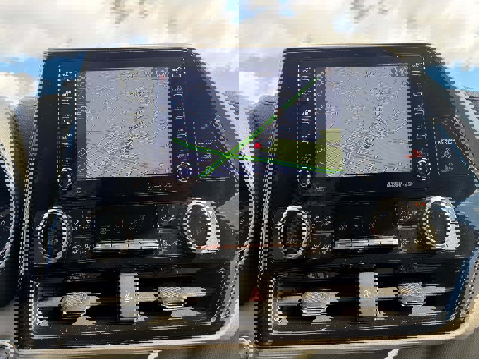 Used 2021 Toyota Highlander XLE image 28