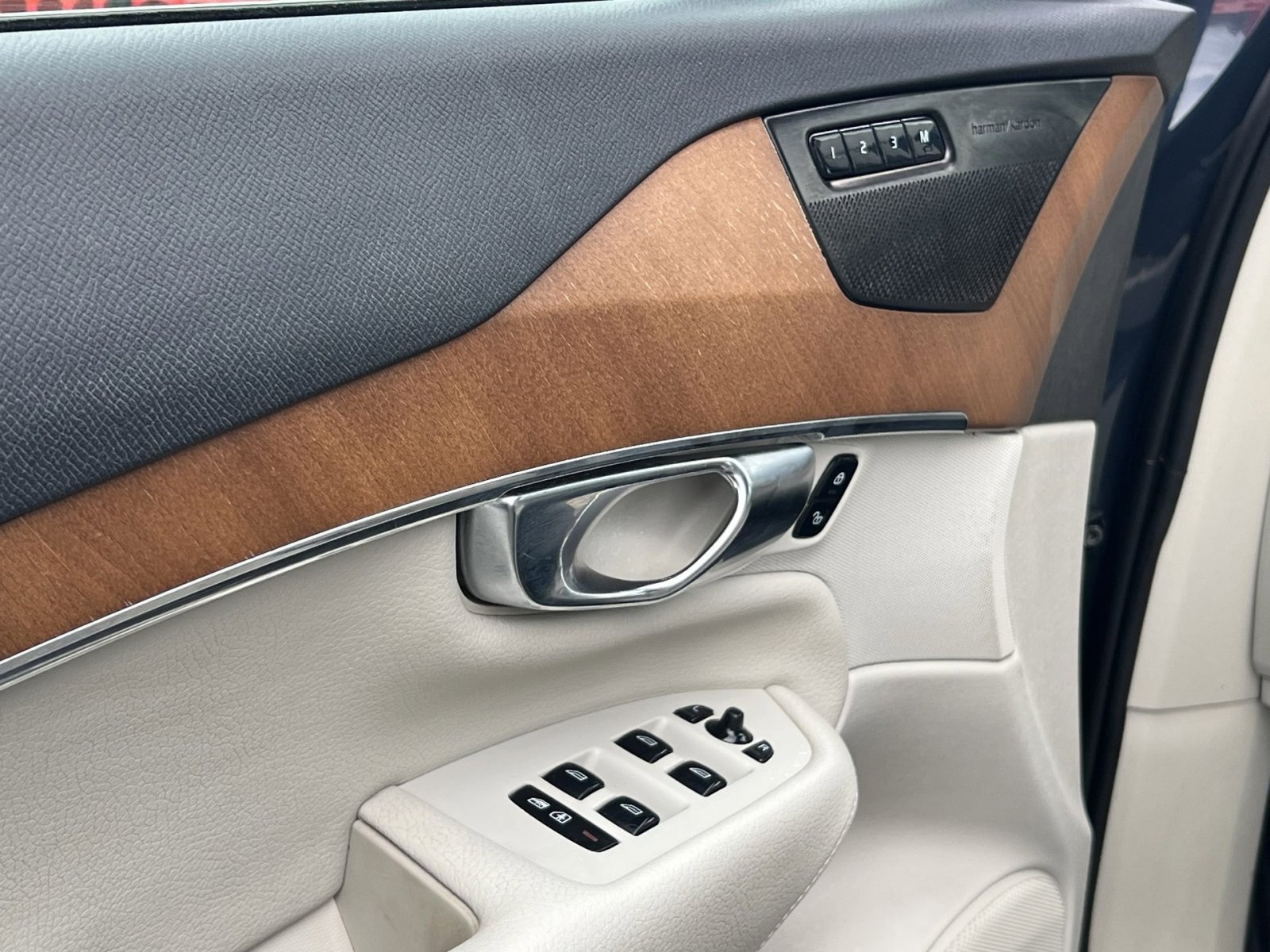 Used 2022 Volvo XC90 T6 Momentum w/ Advanced Package image 12