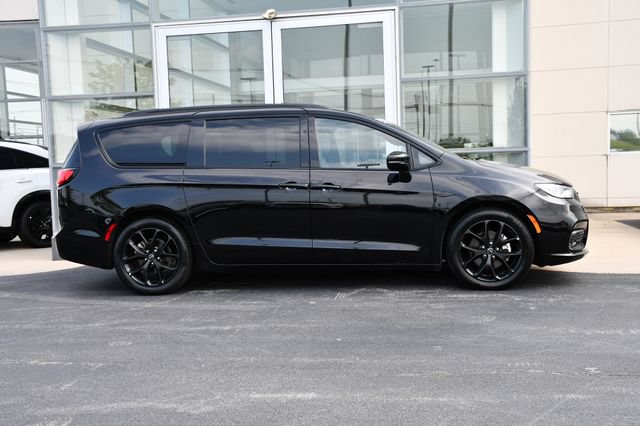 Used 2025 Chrysler Pacifica Limited FWD image 7