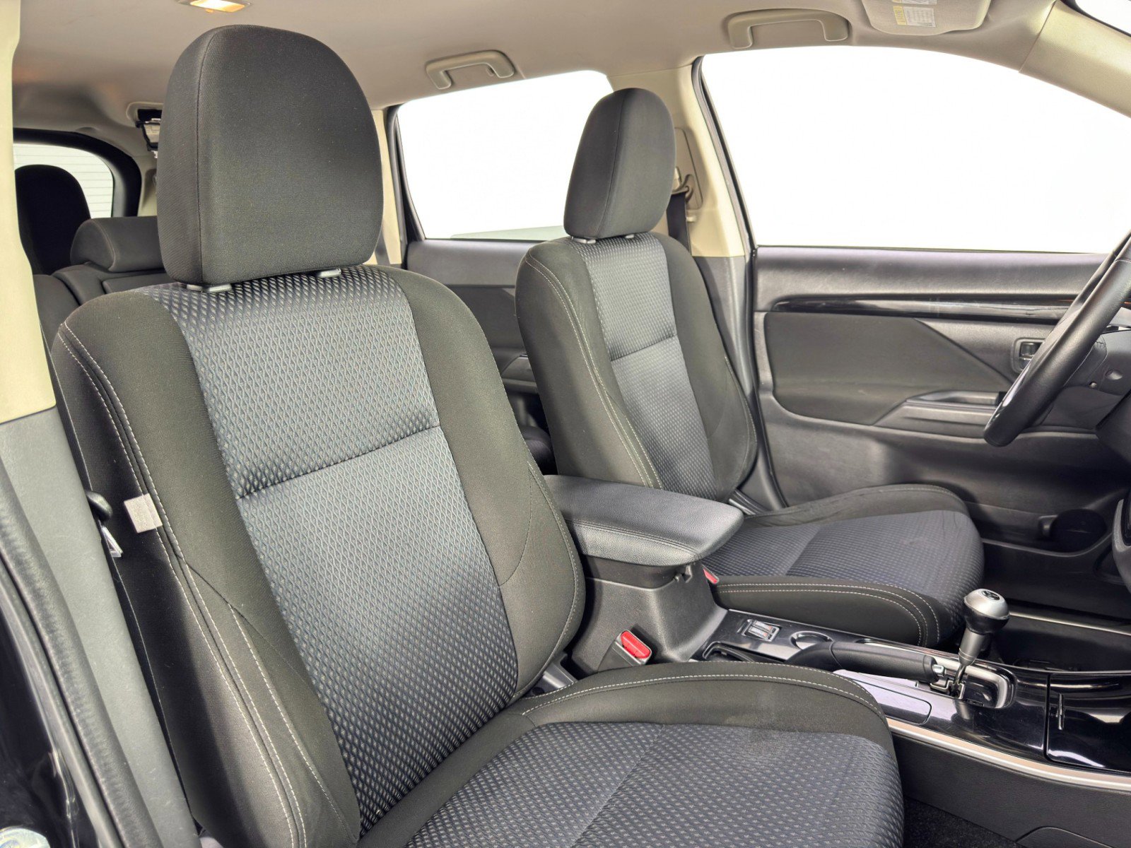 Used 2017 Mitsubishi Outlander SE image 31