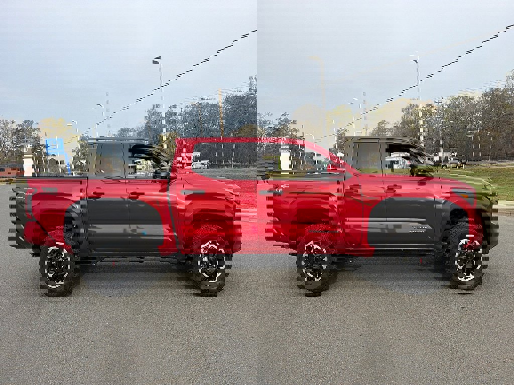 Used 2025 Toyota Tacoma TRD Off-Road image 2