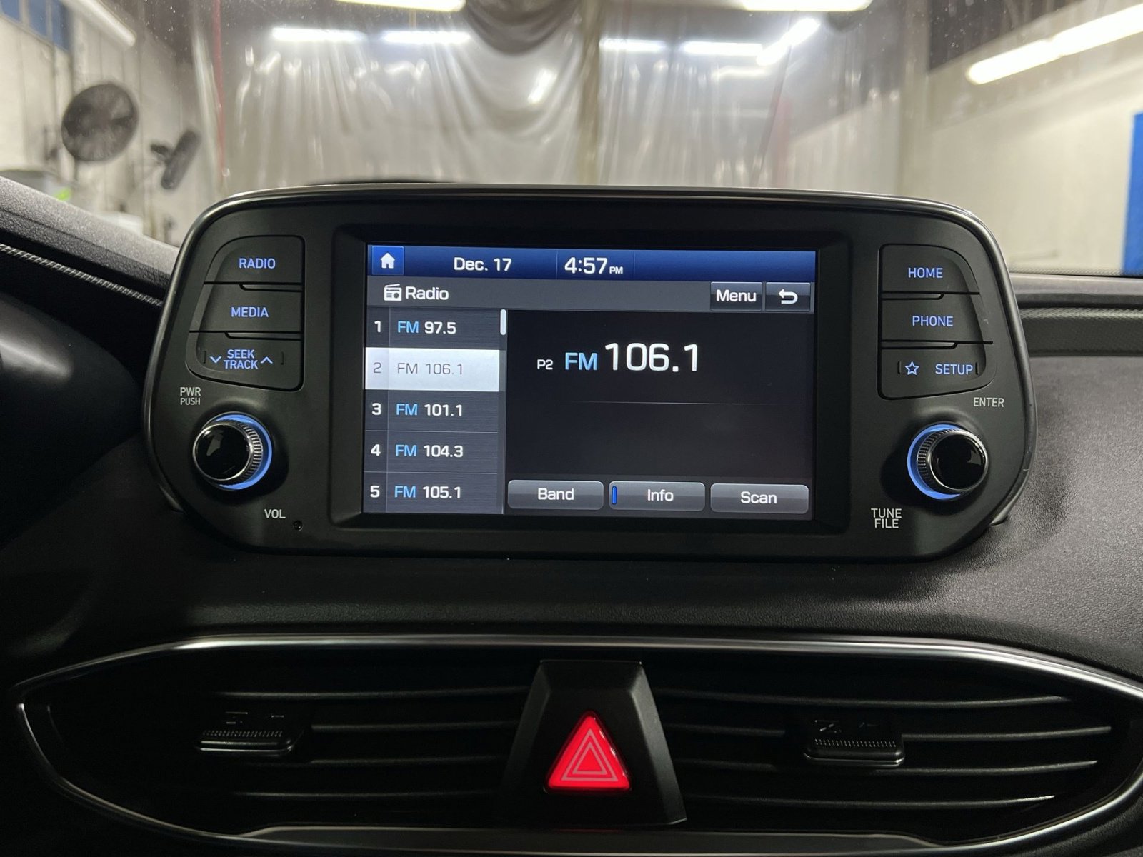 Used 2020 Hyundai Santa Fe SE image 18