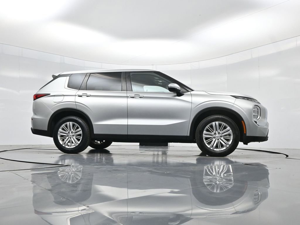 Used 2022 Mitsubishi Outlander ES image 39