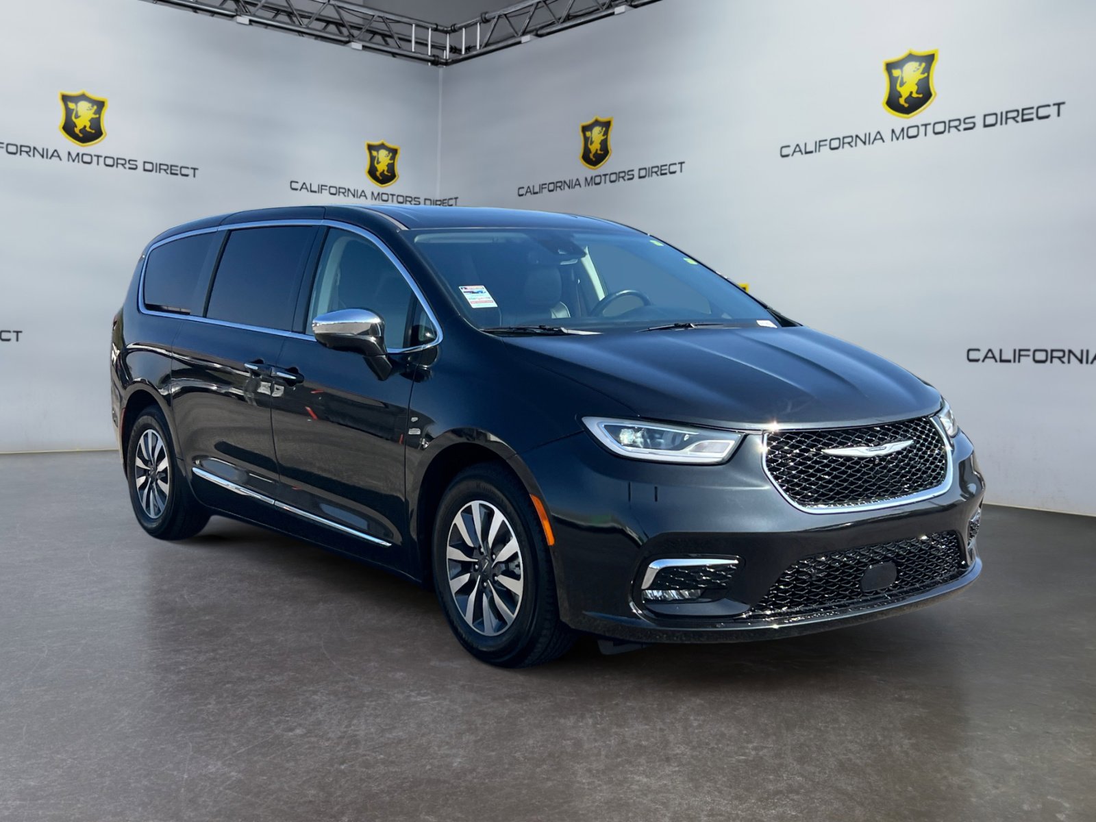 Used 2022 Chrysler Pacifica Limited w/ Uconnect Theater Family Group image 7