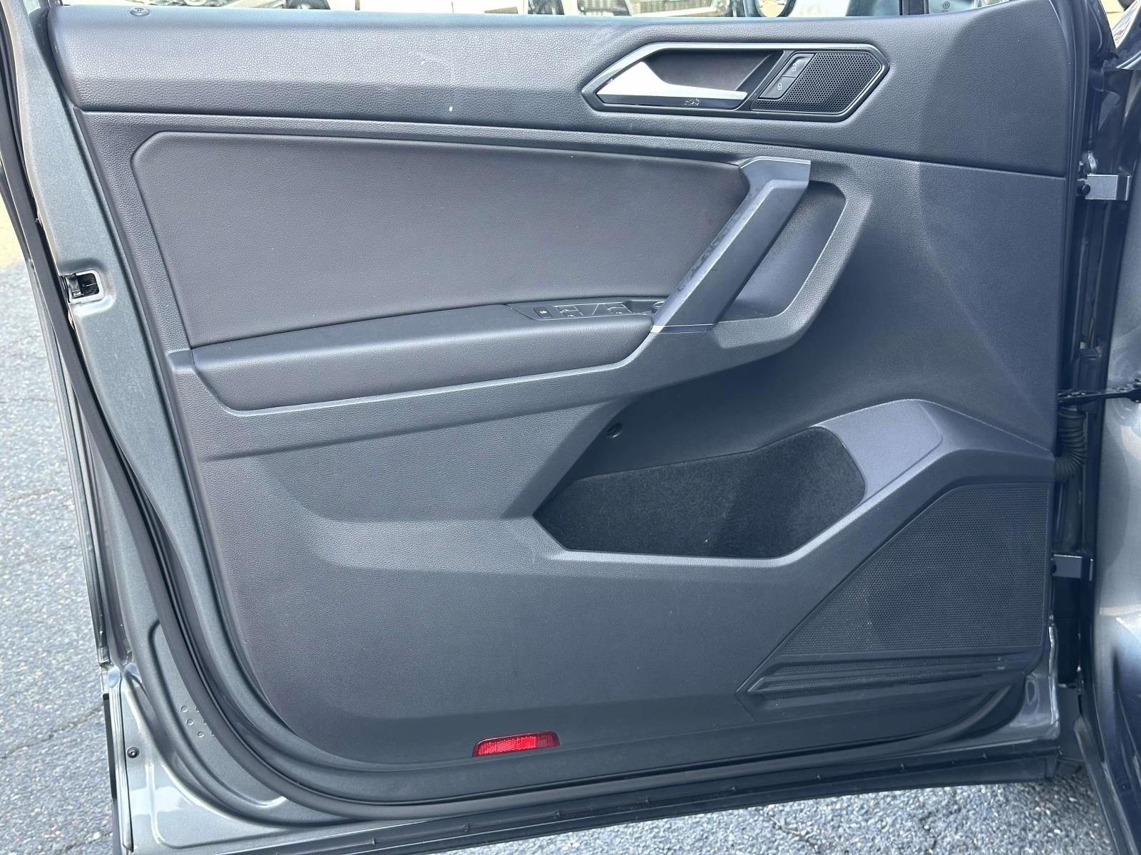 Used 2018 Volkswagen Tiguan SE image 16