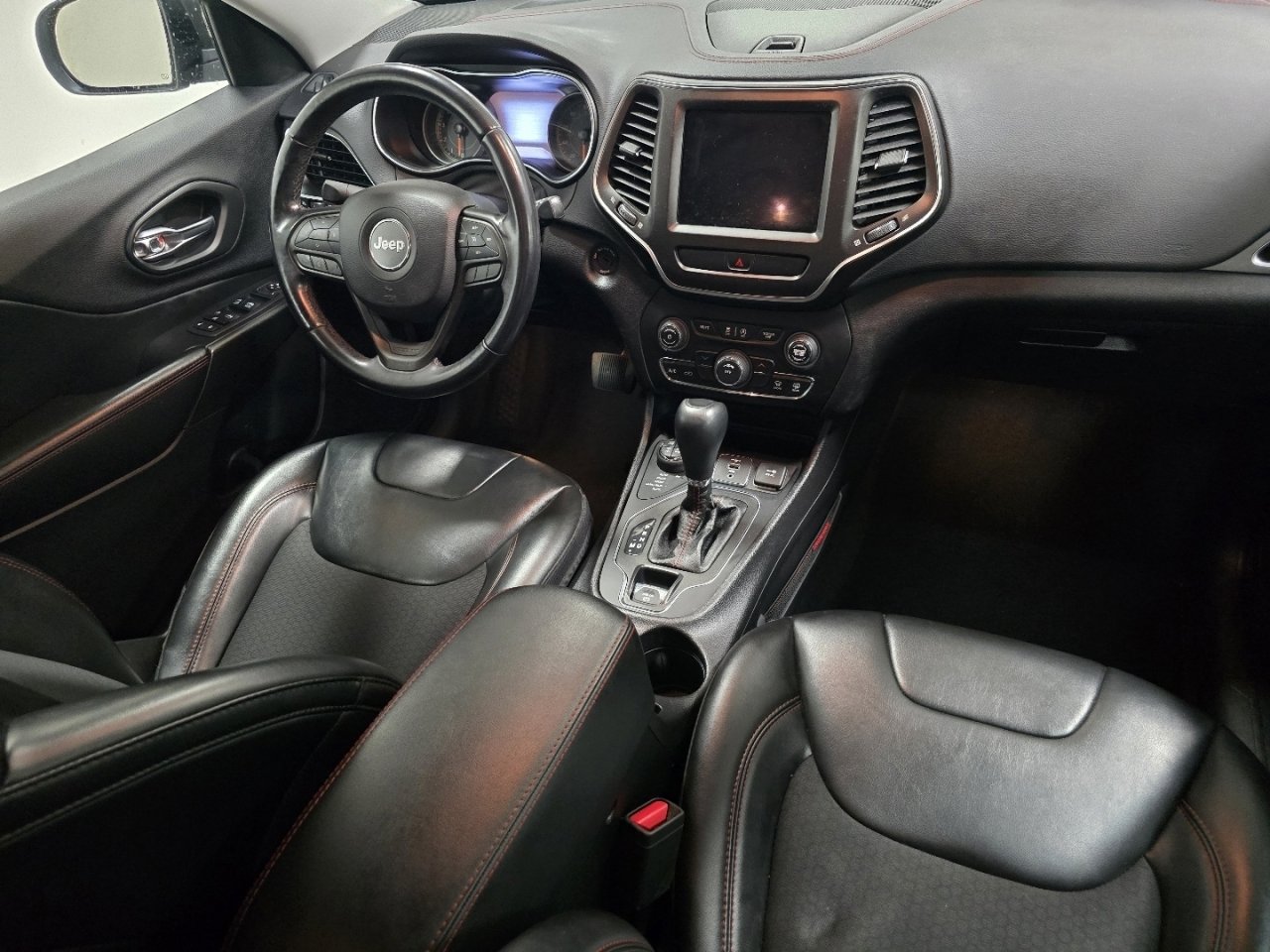 Used 2020 Jeep Cherokee Trailhawk AWD/4WD image 18
