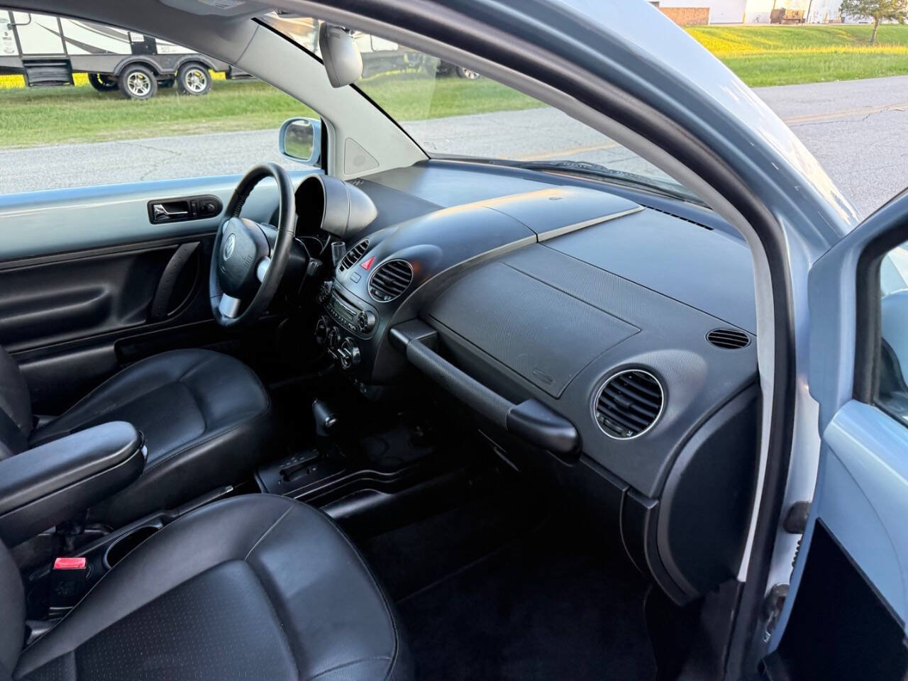 Used 2010 Volkswagen Beetle Coupe FWD image 25