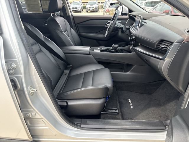 Used 2021 Nissan Rogue SV w/ Premium Package image 15