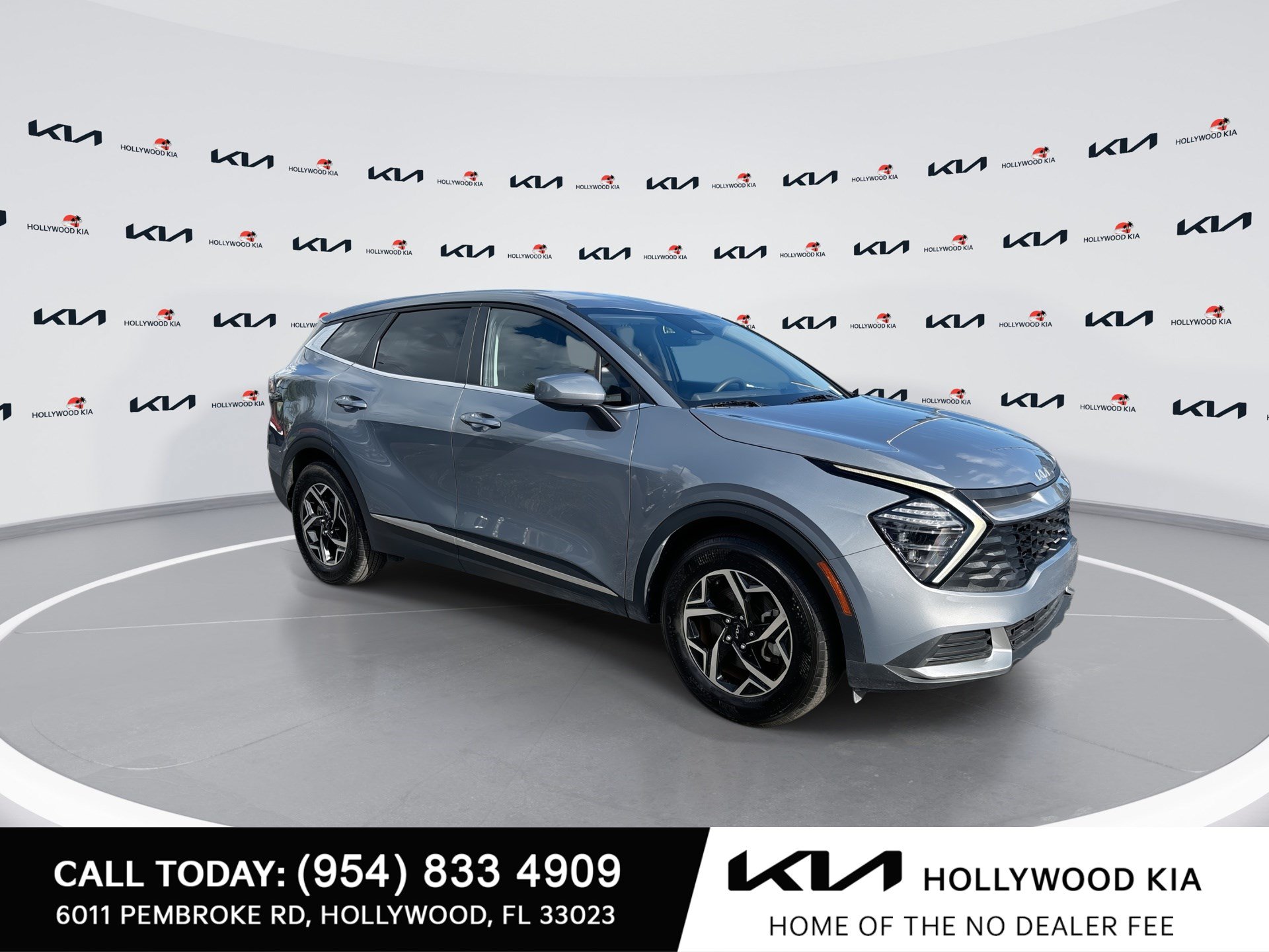 Used 2025 Kia Sportage LX FWD image 2