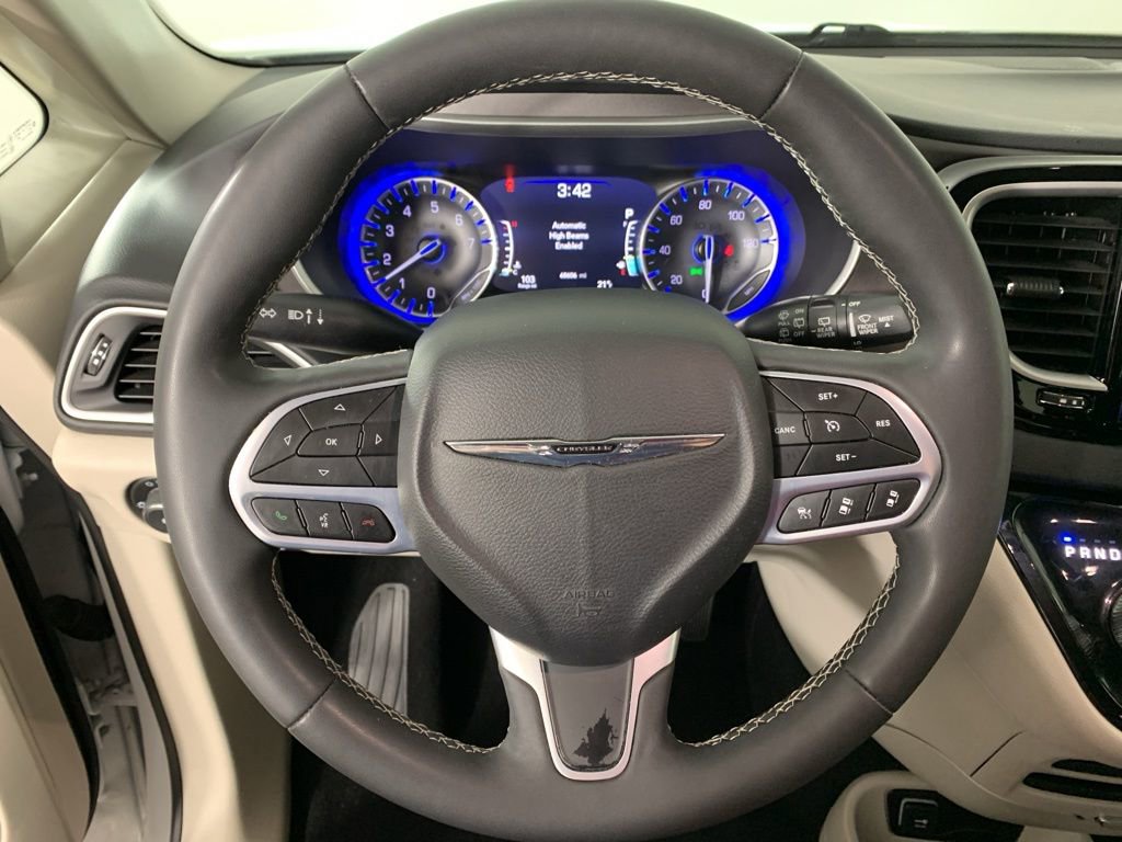 Used 2024 Chrysler Pacifica Touring-L image 23