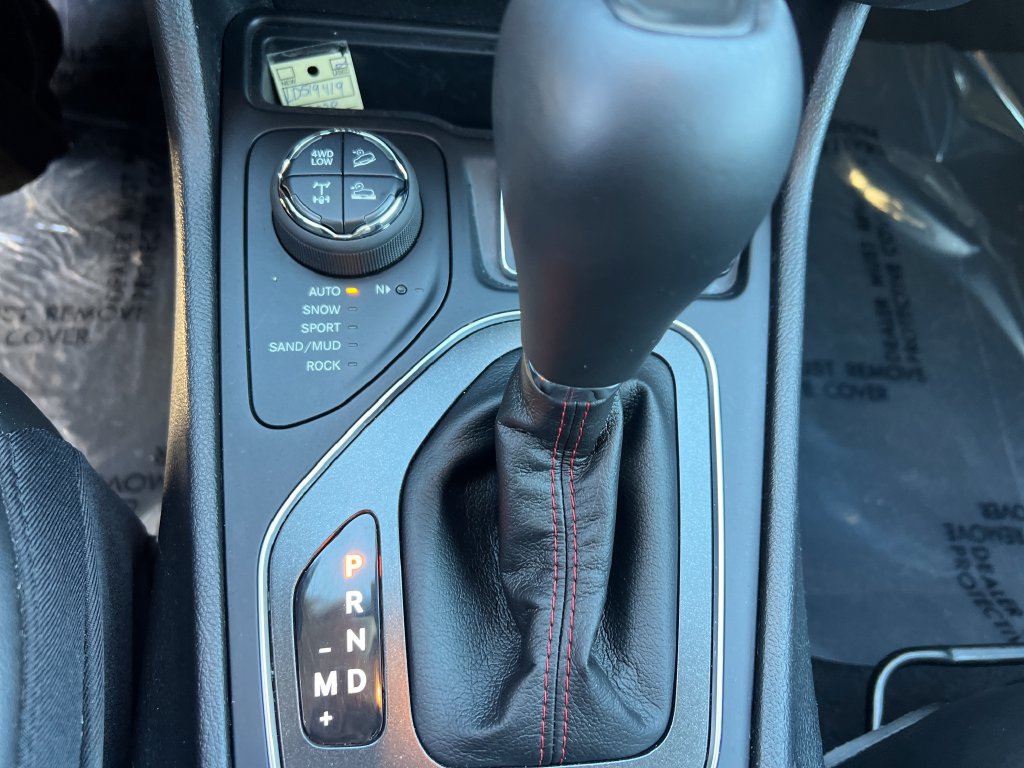 Used 2020 Jeep Cherokee Trailhawk w/ Comfort/Convenience Group AWD/4WD image 19