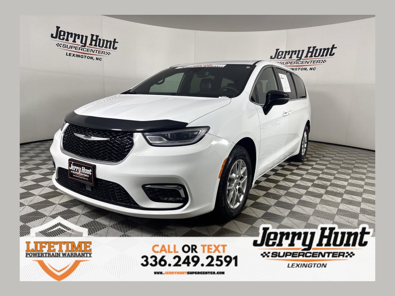 Used 2025 Chrysler Pacifica Select