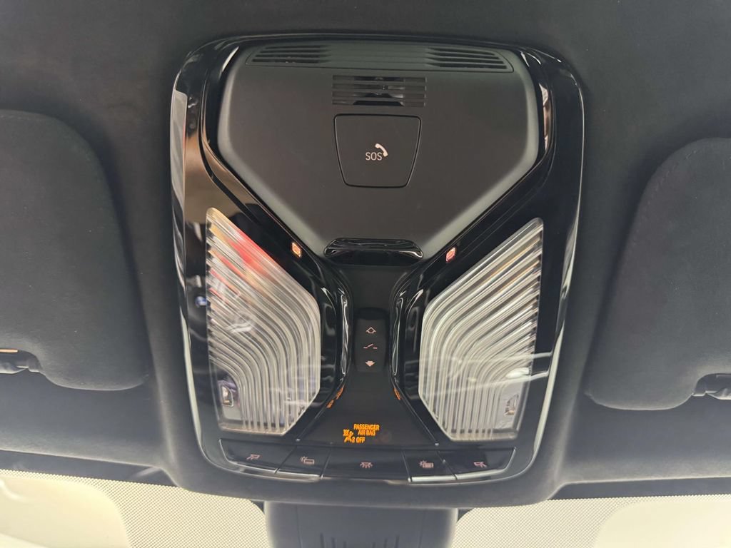 Used 2022 BMW X7 xDrive40i w/ M Sport Package AWD/4WD image 25
