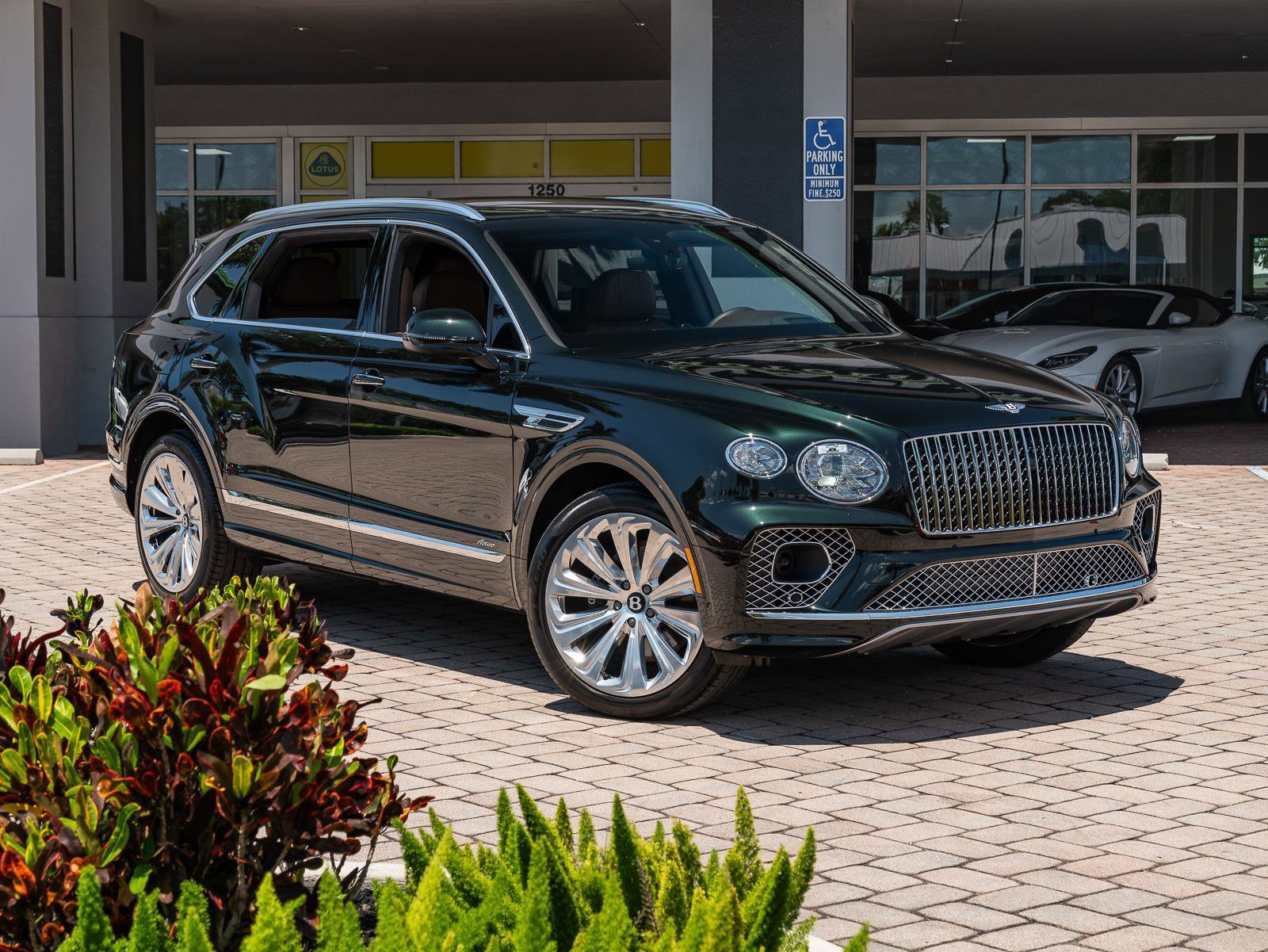Used 2023 Bentley Bentayga Extended Wheelbase AWD/4WD image 3