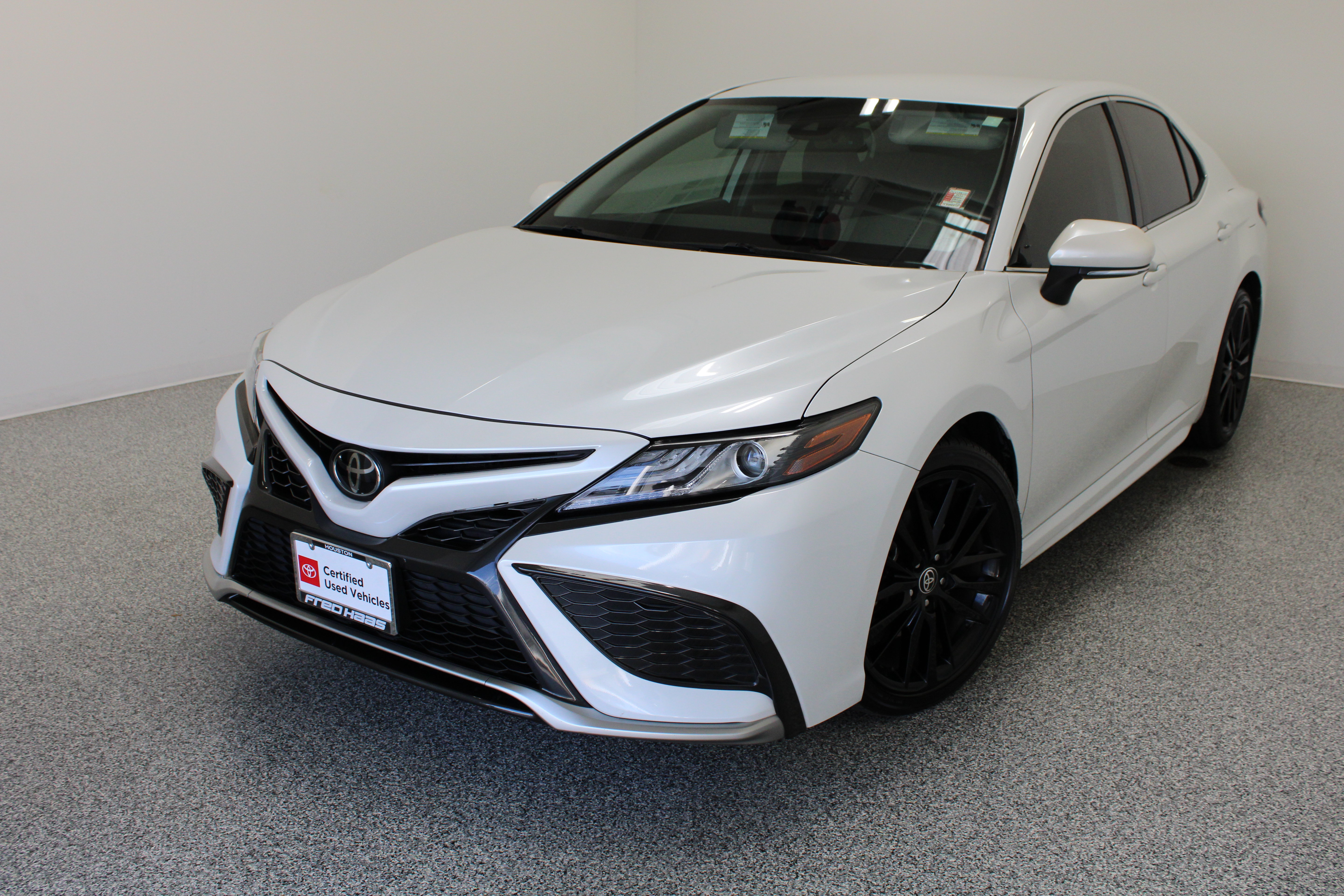 Used 2023 Toyota Camry XSE FWD image 2