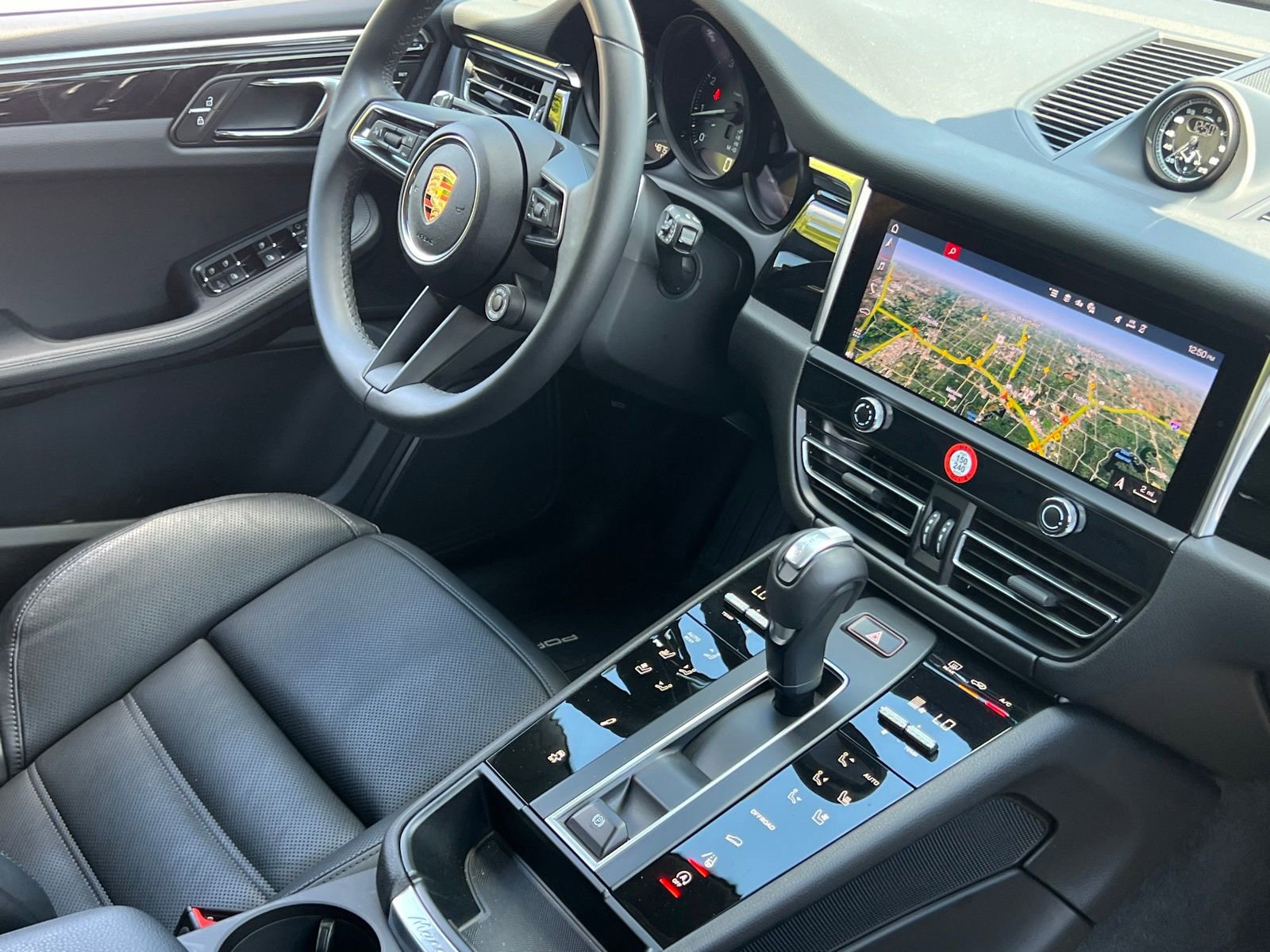 Certified 2025 Porsche Macan AWD/4WD image 15