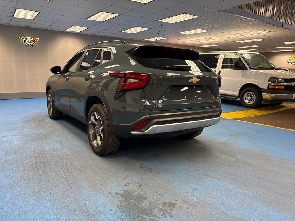 Certified 2025 Chevrolet Trax LT FWD image 9
