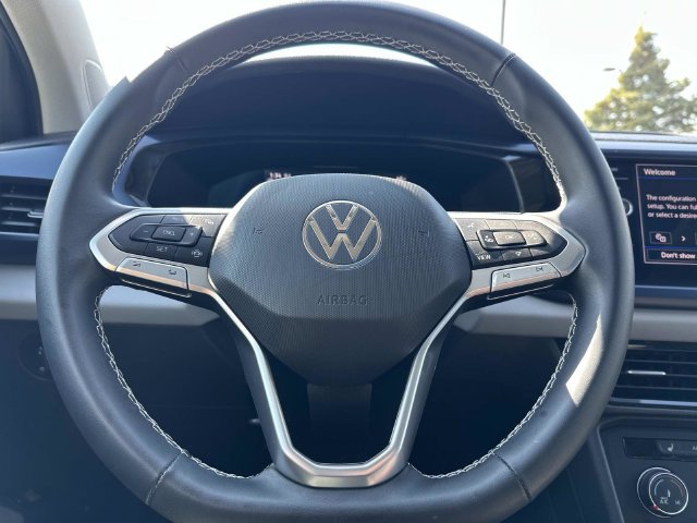 Used 2022 Volkswagen Taos SE w/ Panoramic Sunroof Package FWD image 23
