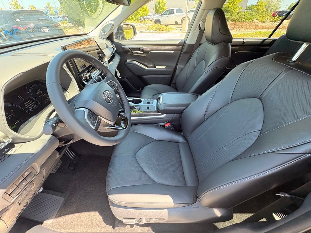 Used 2026 Toyota Highlander Limited AWD/4WD image 11