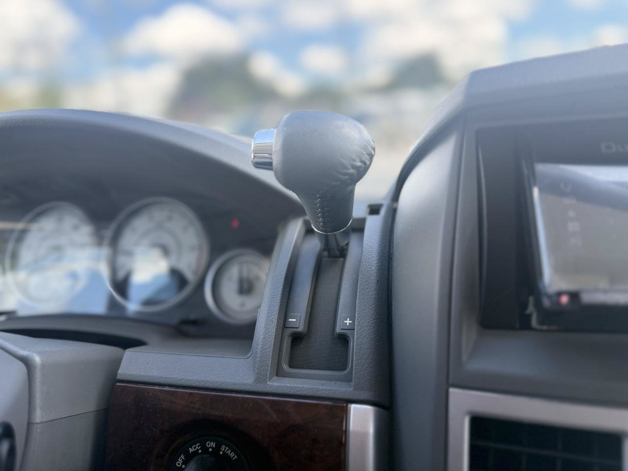 Used 2010 Chrysler Town & Country Touring FWD image 41