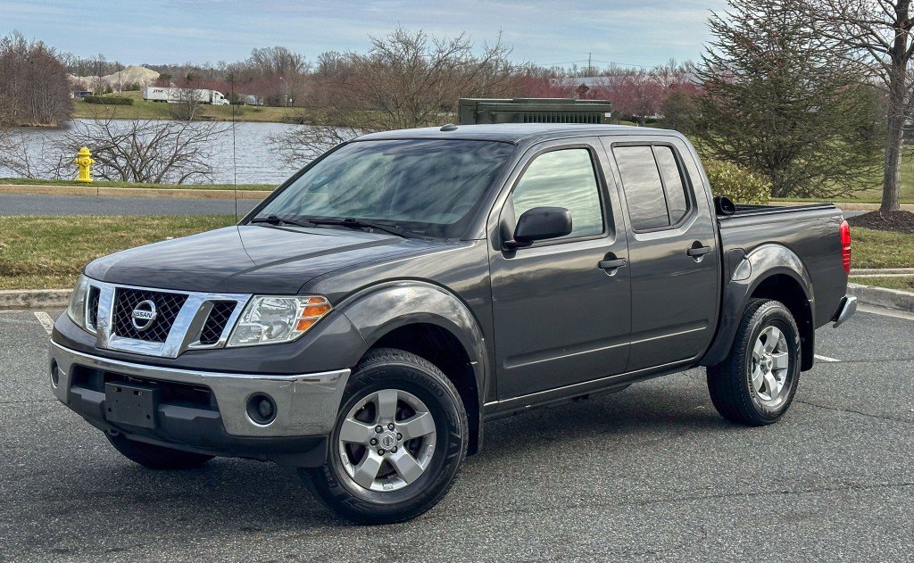 Used 2011 Nissan Frontier SV w/ SV Premium Utility Pkg AWD/4WD image 3