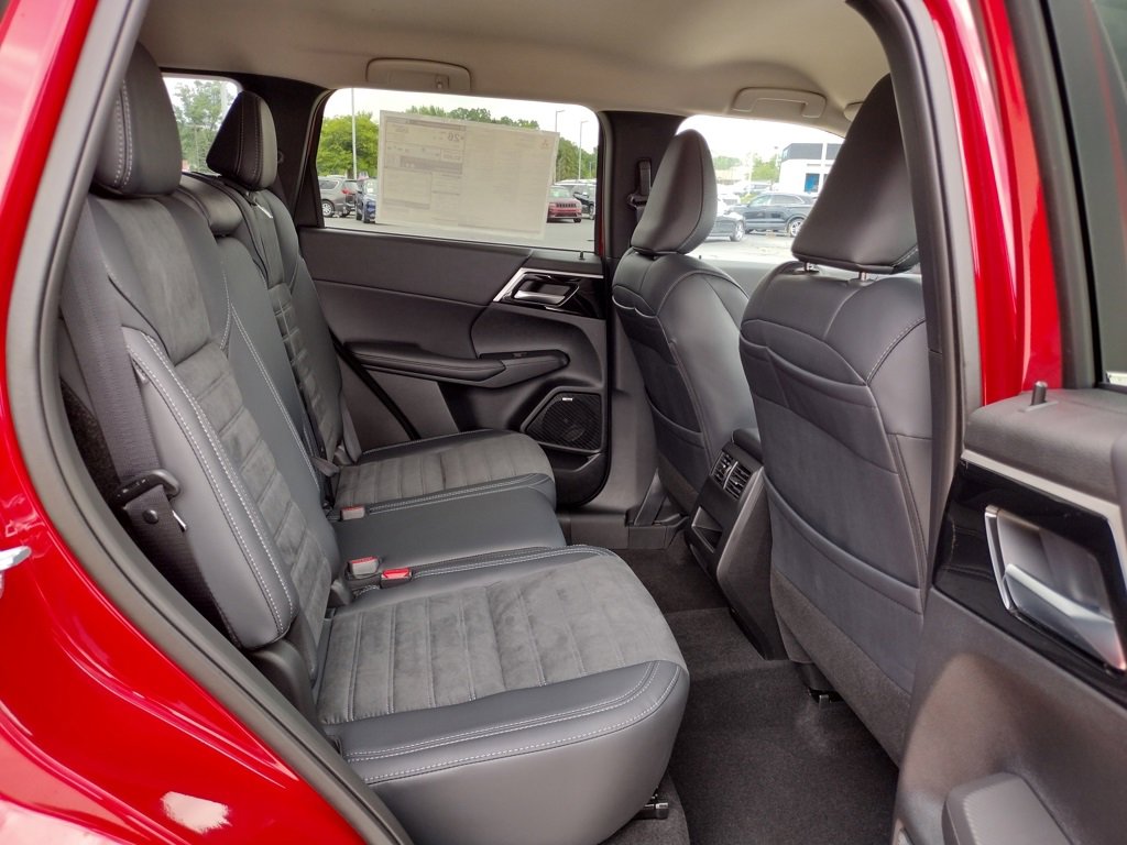 New 2025 Mitsubishi Outlander SE image 10