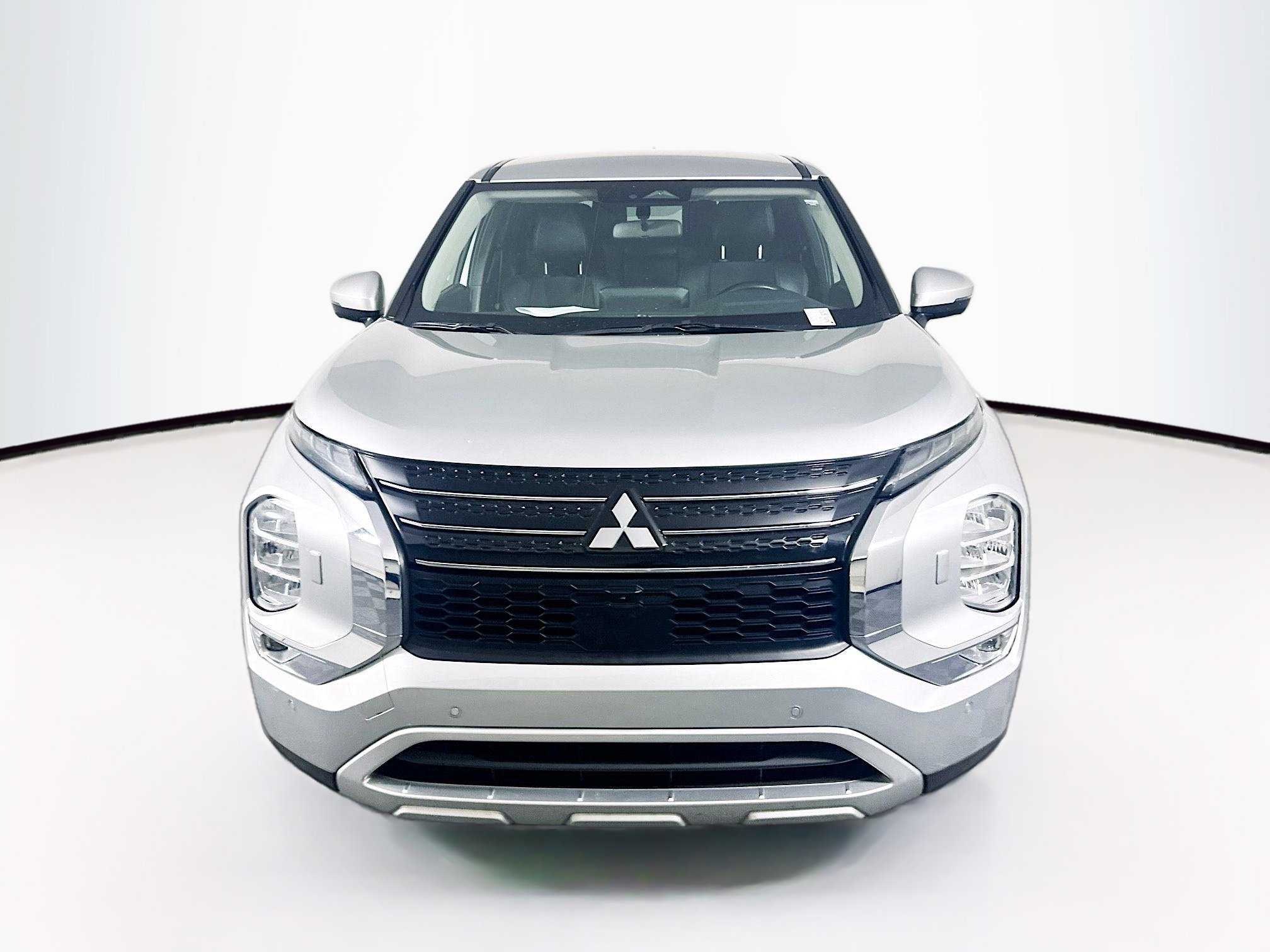 Used 2024 Mitsubishi Outlander SE image 2