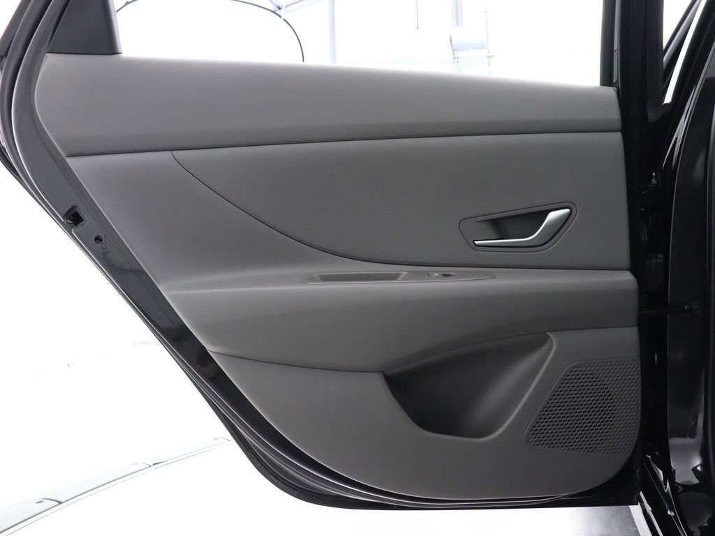 Used 2022 Hyundai Elantra SEL w/ Preferred Accessory Package image 32