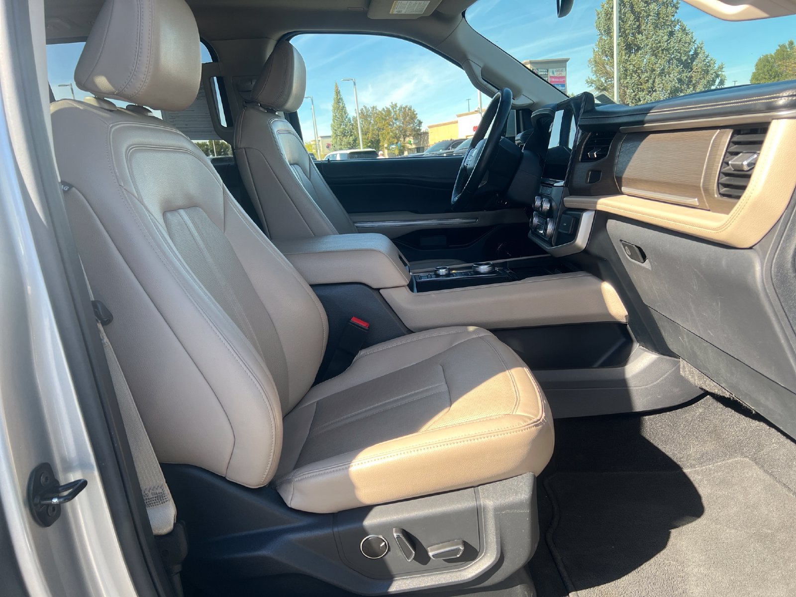 Used 2024 Ford Expedition Limited AWD/4WD image 23