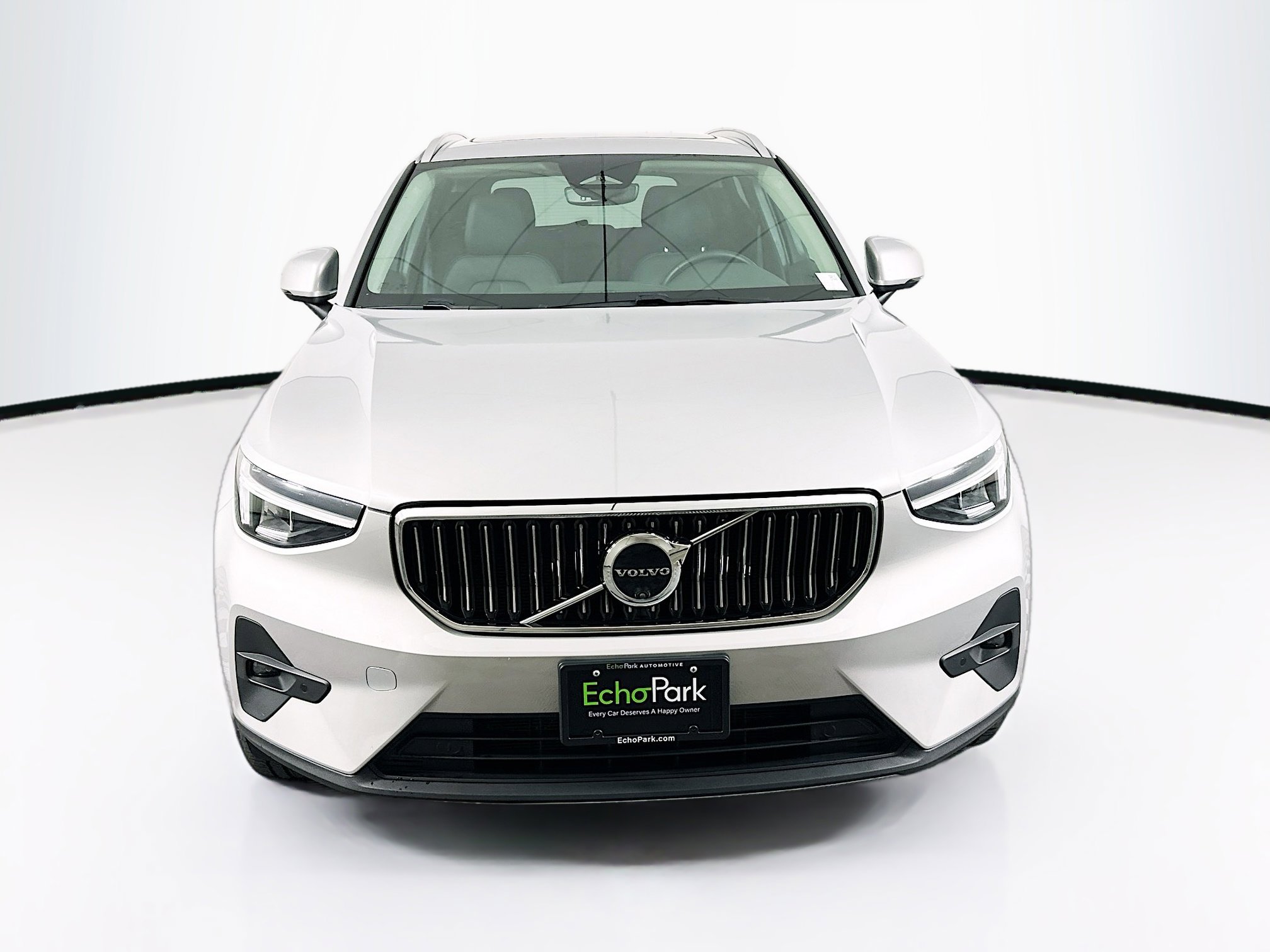 Used 2025 Volvo XC40 B5 Plus image 2