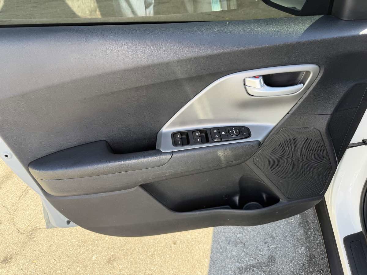 Used 2019 Kia Niro FE FWD image 21