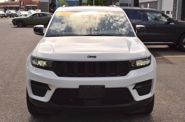 Used 2023 Jeep Grand Cherokee Altitude AWD/4WD image 3