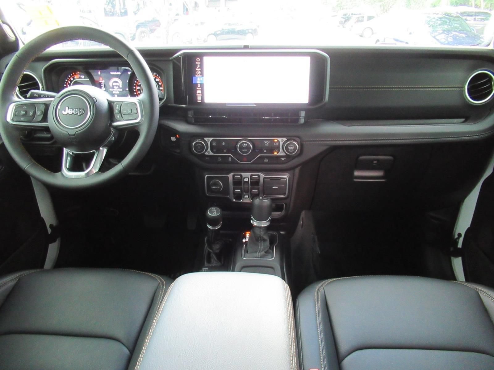 Used 2025 Jeep Wrangler Unlimited Sahara w/ Technology Group AWD/4WD image 11