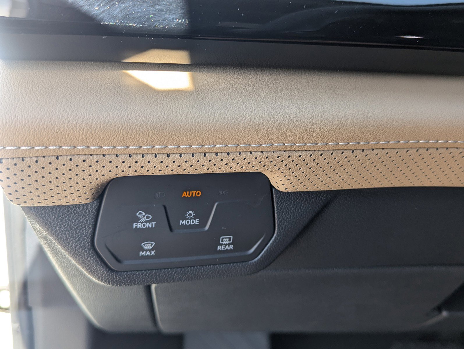 Used 2024 Volkswagen Atlas Cross Sport SE image 31