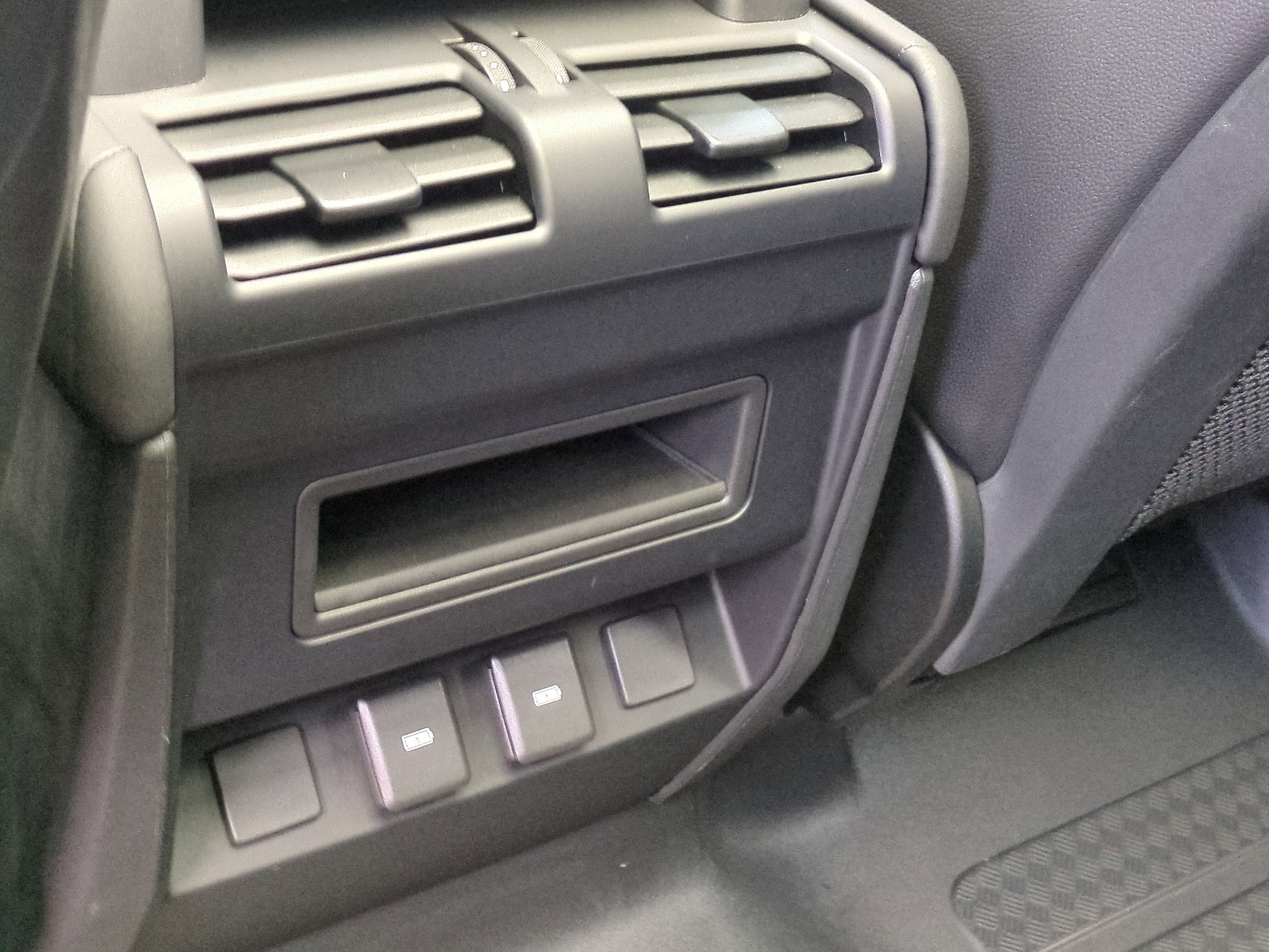 Used 2024 Land Rover Defender 110 X-Dynamic SE image 26