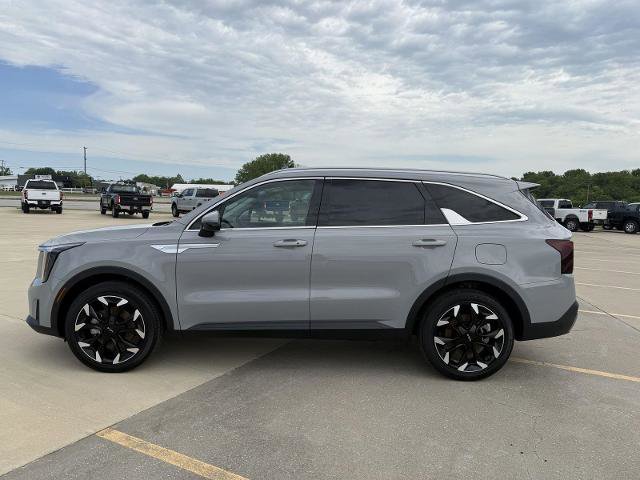 Used 2025 Kia Sorento EX w/ Panoramic Sunroof Package FWD image 5
