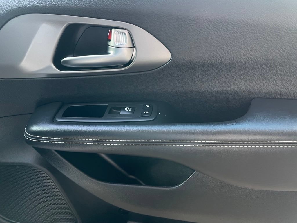 Used 2025 Chrysler Pacifica Select FWD image 17