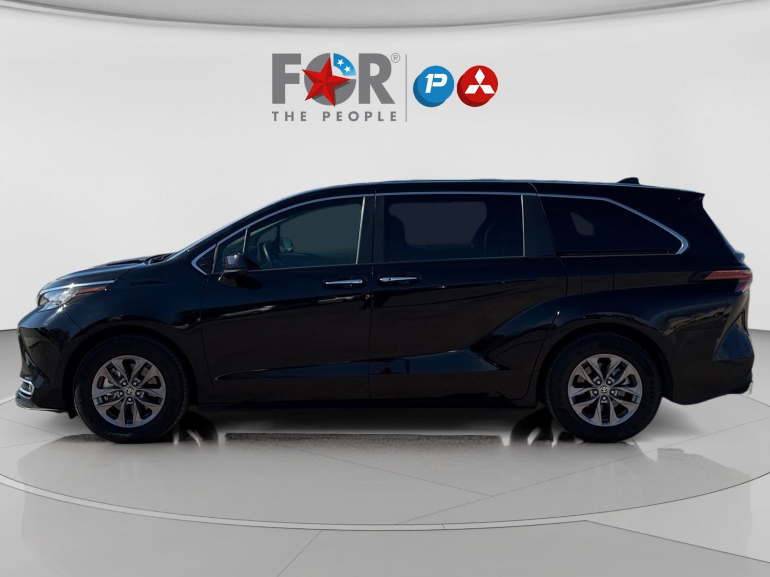 Used 2022 Toyota Sienna XLE FWD image 2