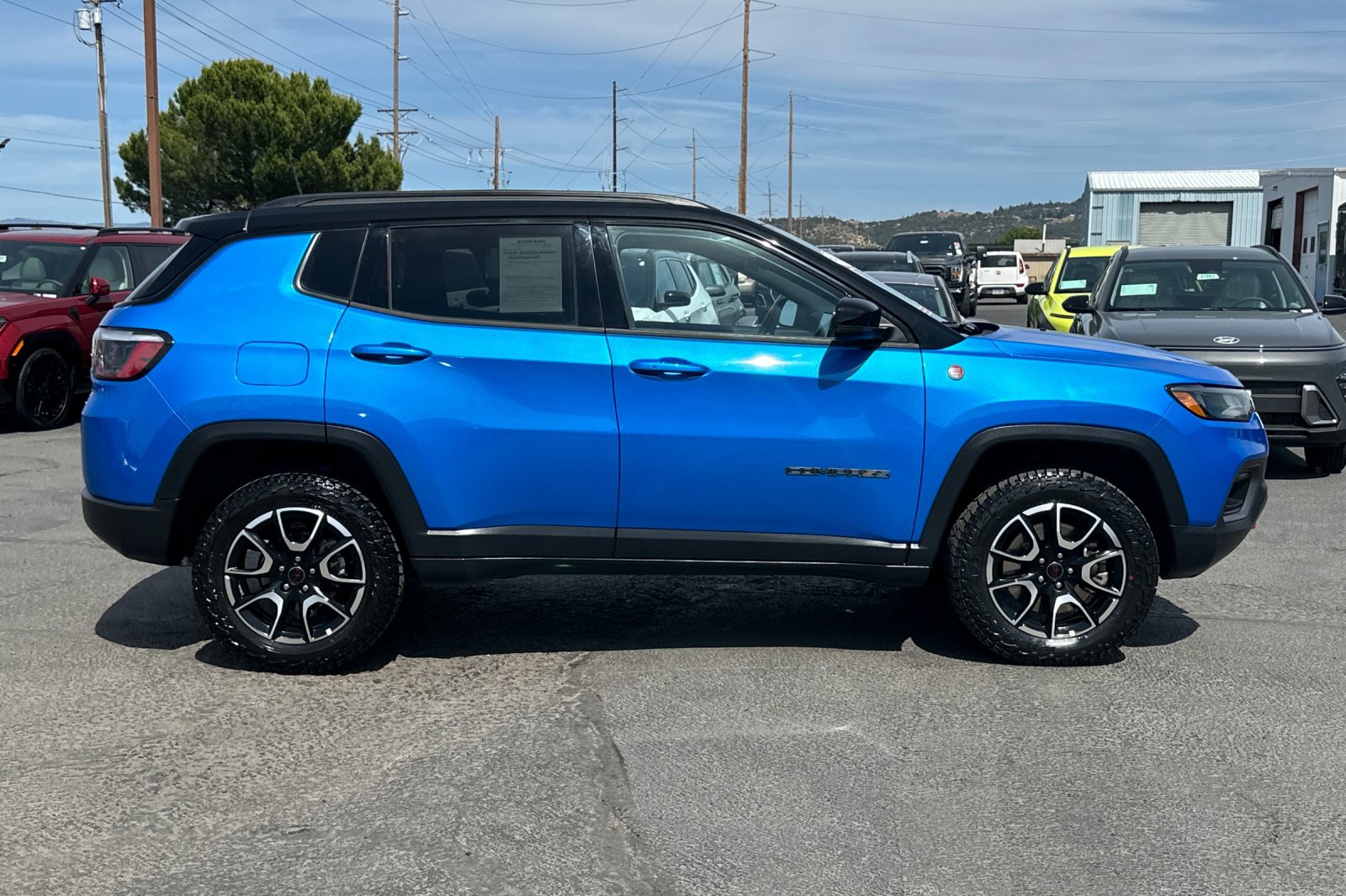 Used 2025 Jeep Compass Trailhawk AWD/4WD image 3