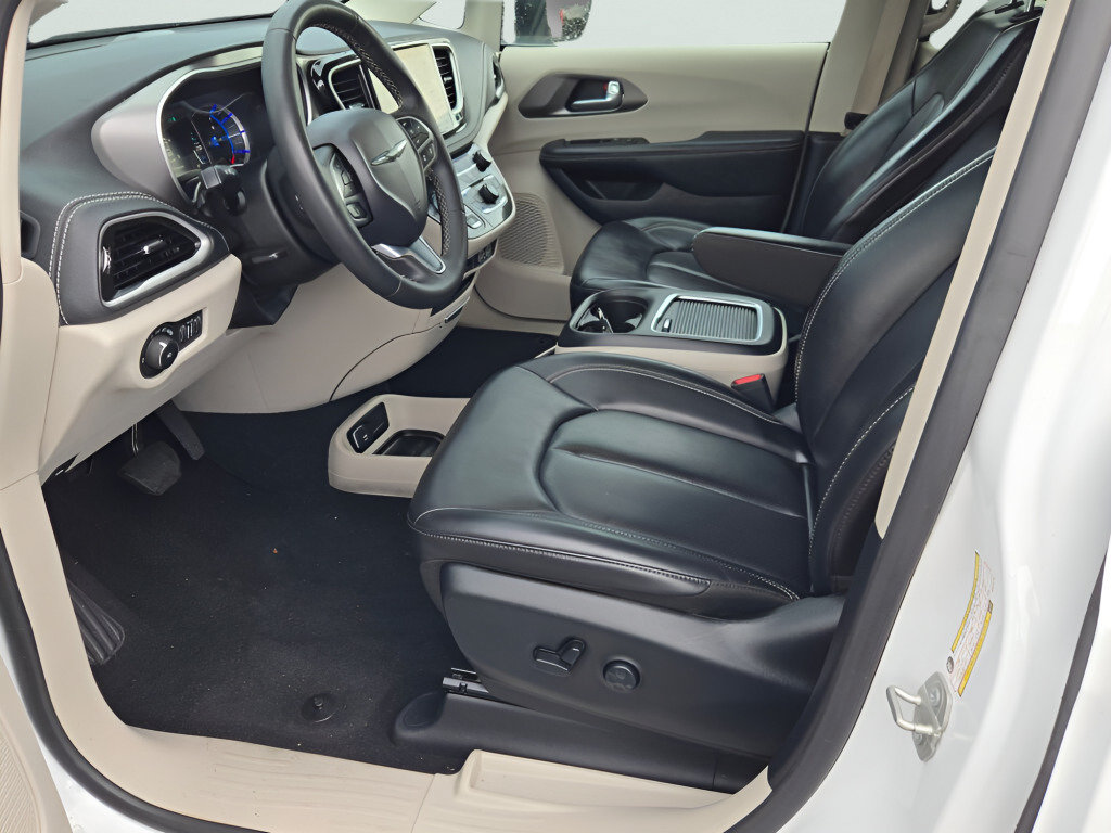 Used 2023 Chrysler Pacifica Touring-L FWD image 27