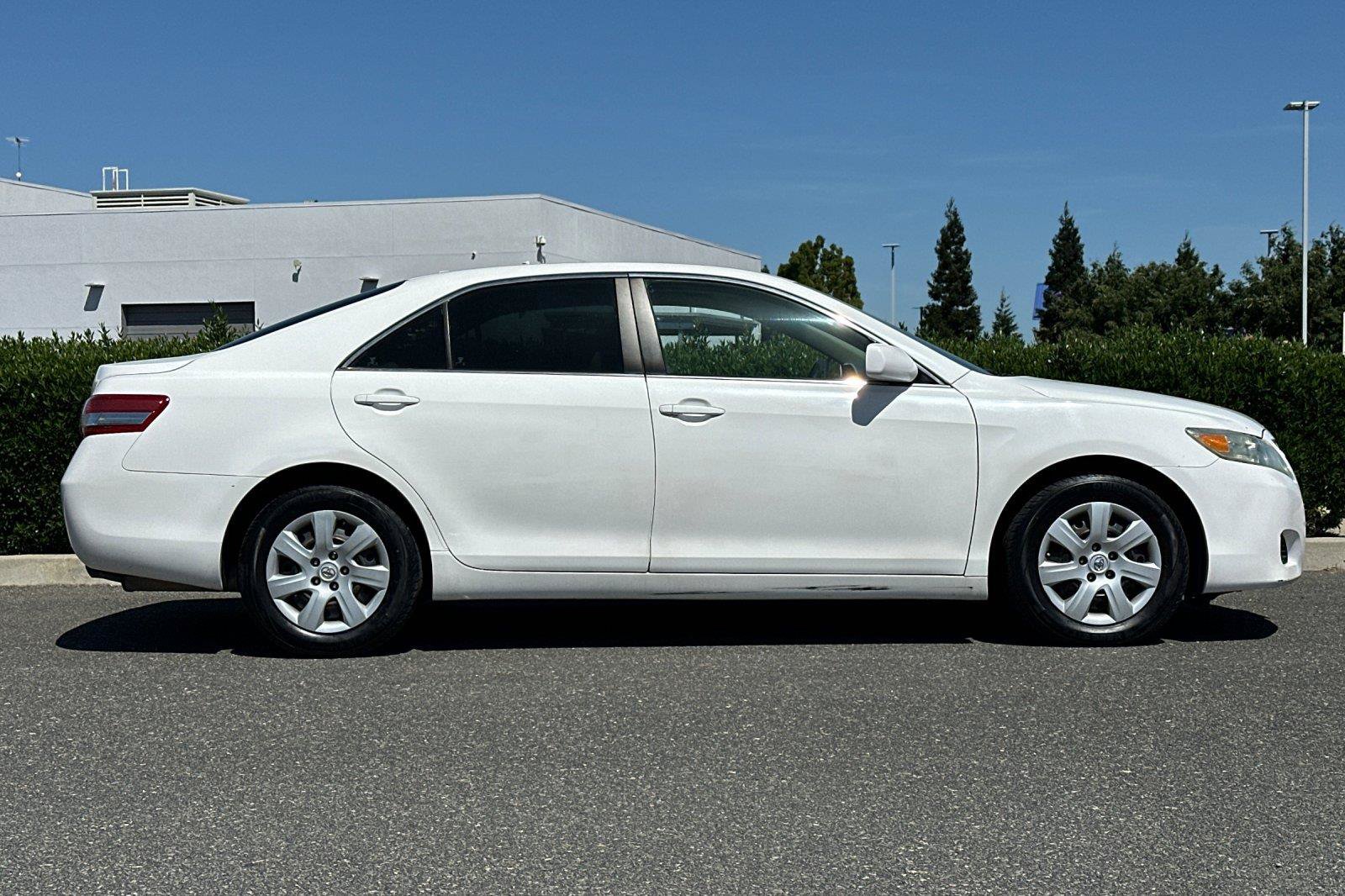 Used 2010 Toyota Camry LE FWD image 2
