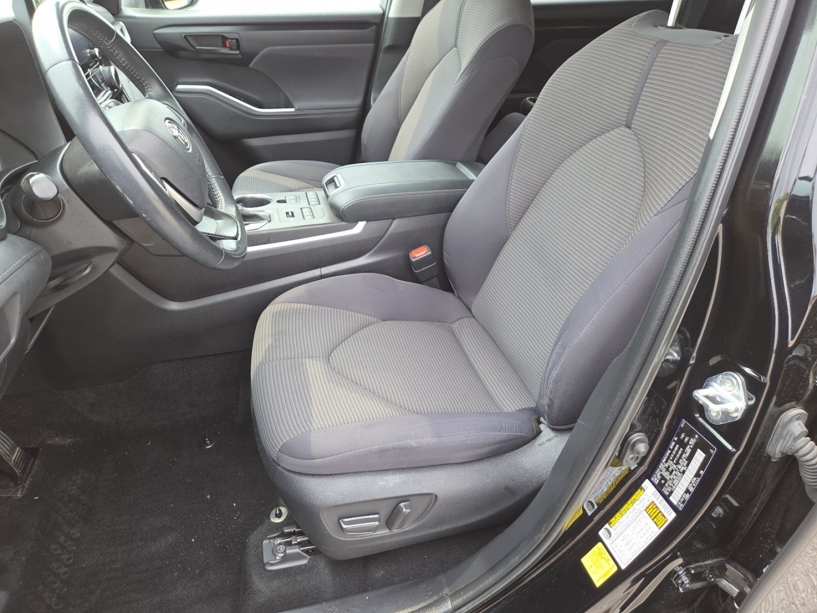 Used 2022 Toyota Highlander LE AWD/4WD image 23