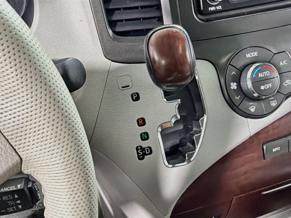 Used 2014 Toyota Sienna XLE FWD image 18